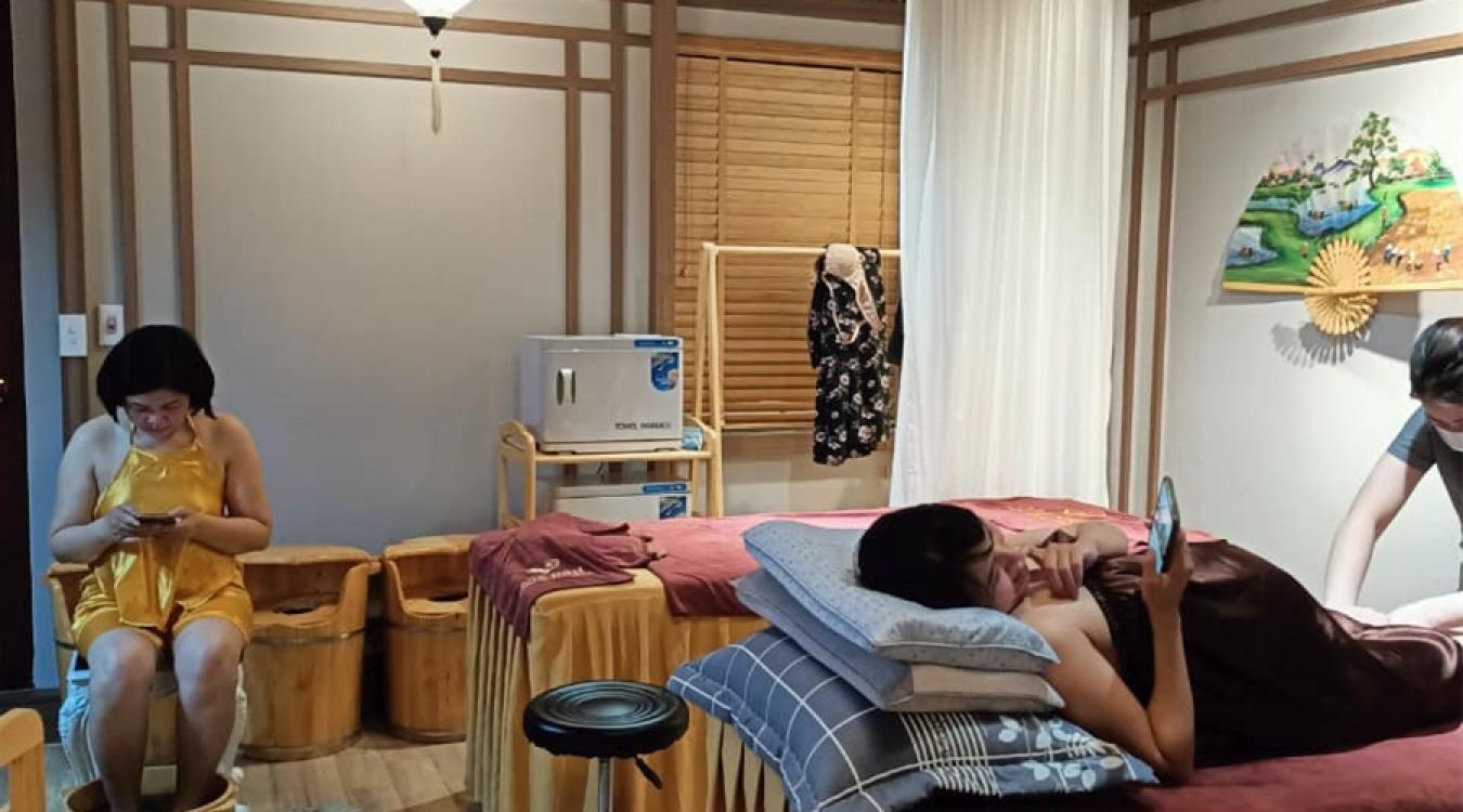 Massage cho mẹ bầu cùng DEVI Massage cho mẹ bầu cùng DEVI